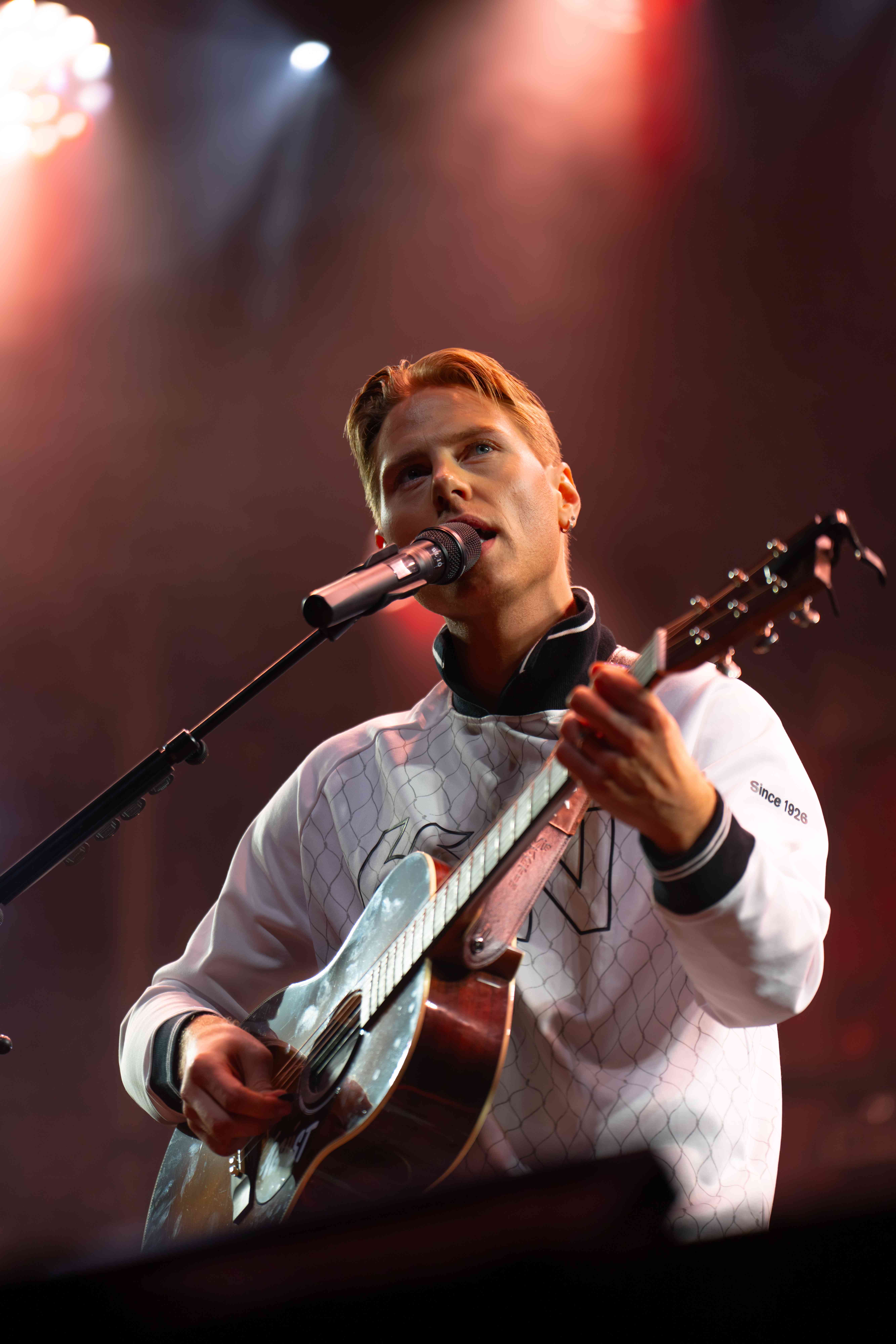 Ágúst Brynjarsson syngur og spilar á gítar undir sviðsljósum